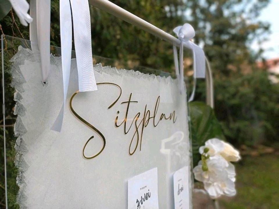 moderner Sitzplan gold weiß Hochzeitsdeko mieten bei Areletia-Weddings