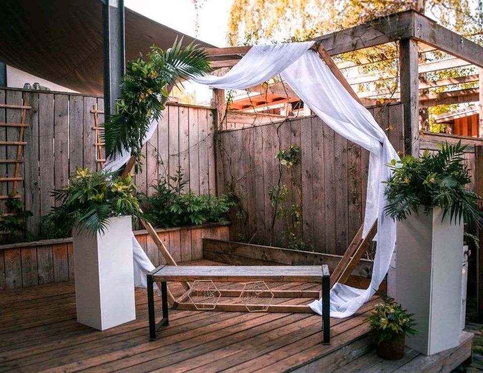 Stoffbahn verschied Farben Traubogen mieten bei Areletia-Weddings
