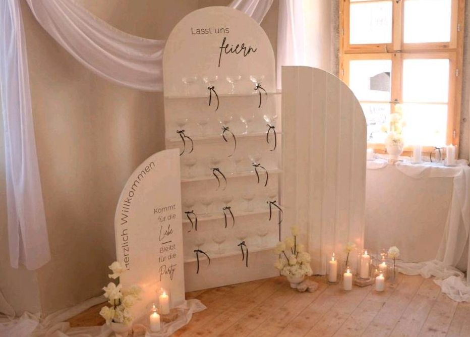 Sektwand Willkommensschild Sitzplan mieten bei Areletia-Weddings