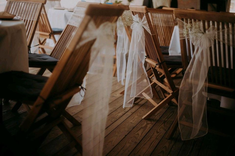 100x Stuhlschleifen weiß Chiffon Hochzeitsdeko mieten – 2
