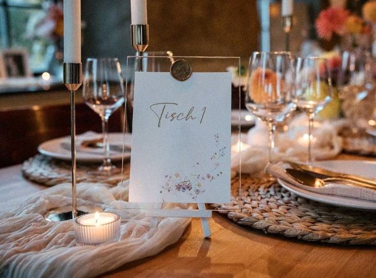 Tischnummern weiß Acryl Staffelei Hochzeitsdeko mieten