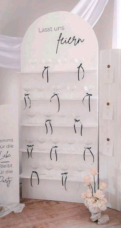 Sektwand Willkommensschild Sitzplan mieten bei Areletia-Weddings – 2