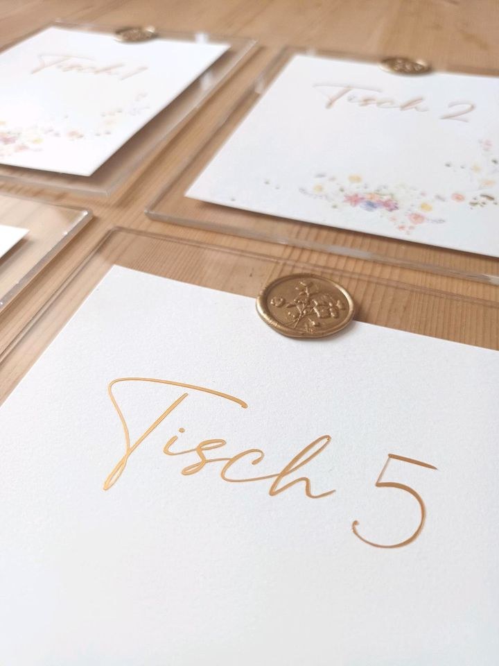 Tischnummern weiß Acryl Staffelei Hochzeitsdeko mieten – 3