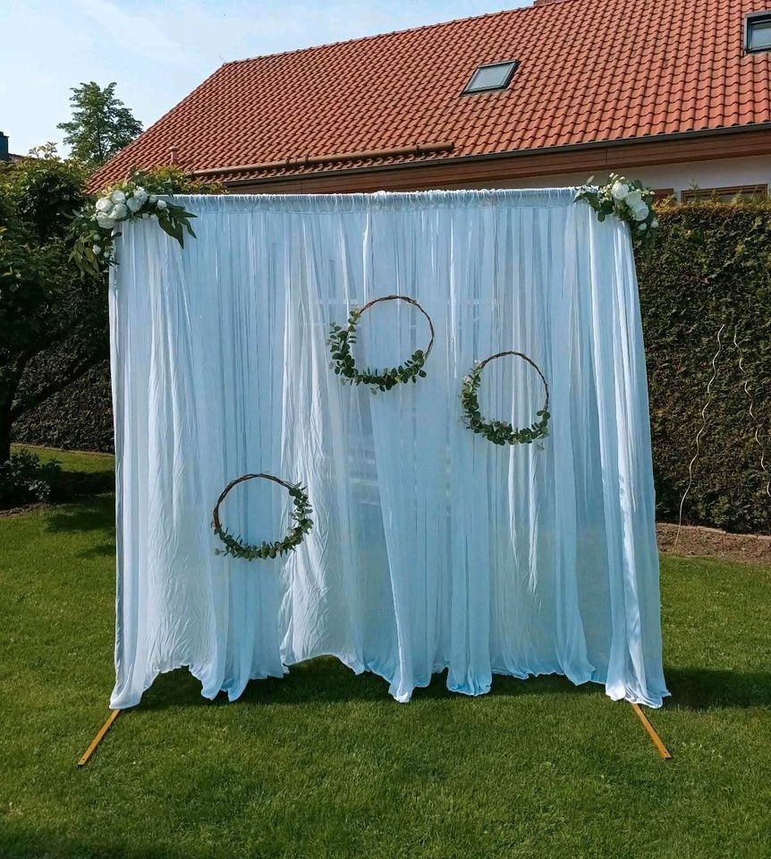 gold quadratisch Traubogen Fotowand mieten bei Areletia-Weddings – 4