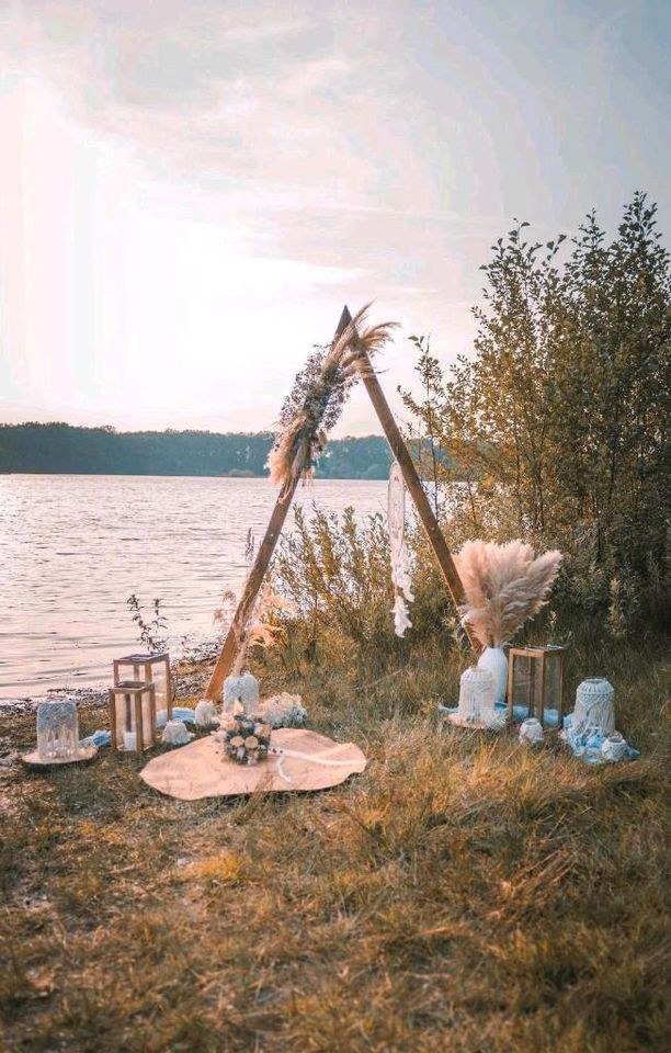 Dreieckig Traubogen Holz Hochzeitsdeko mieten bei Areletia-Weddings