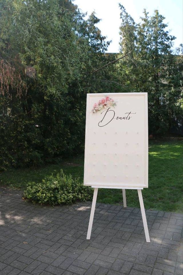 Donutwand Staffelei Candy Bar Hochzeitsdeko mieten