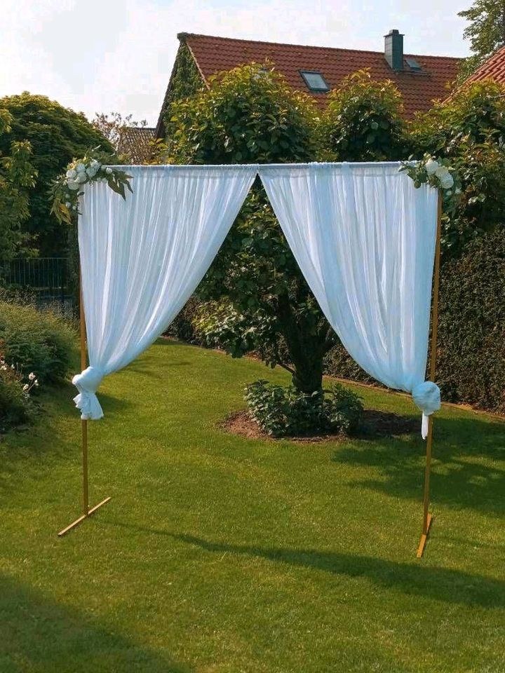 gold quadratisch Traubogen Fotowand mieten bei Areletia-Weddings – 2