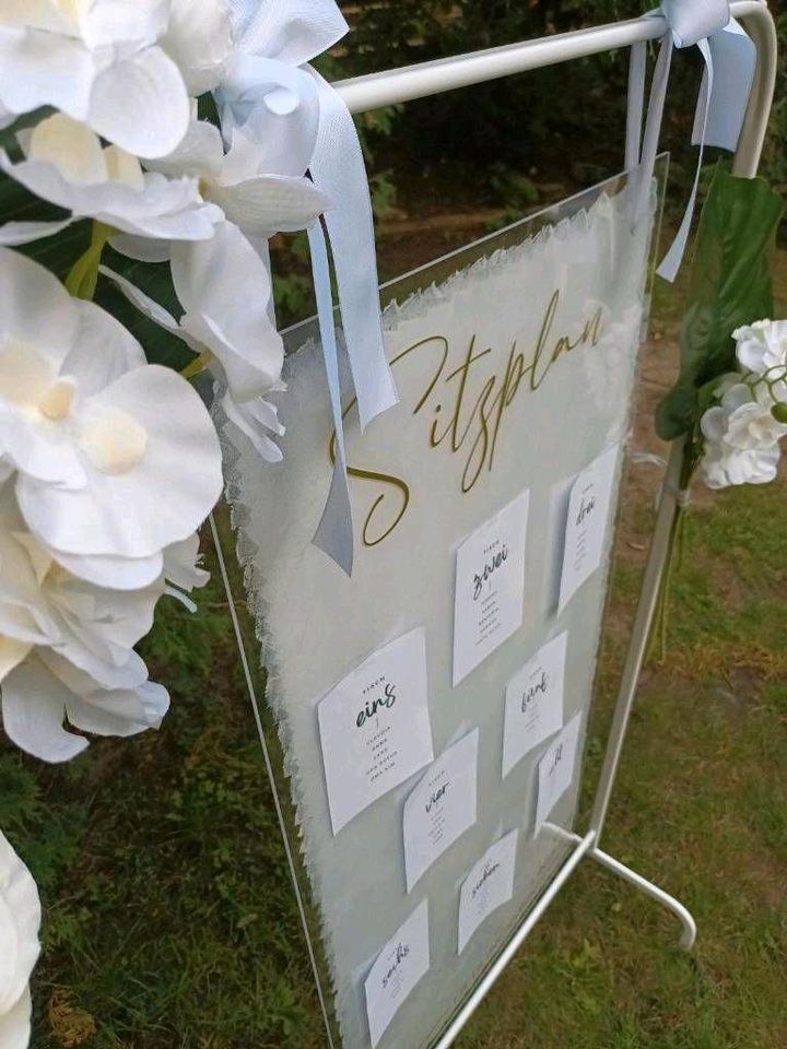 moderner Sitzplan gold weiß Hochzeitsdeko mieten bei Areletia-Weddings – 4