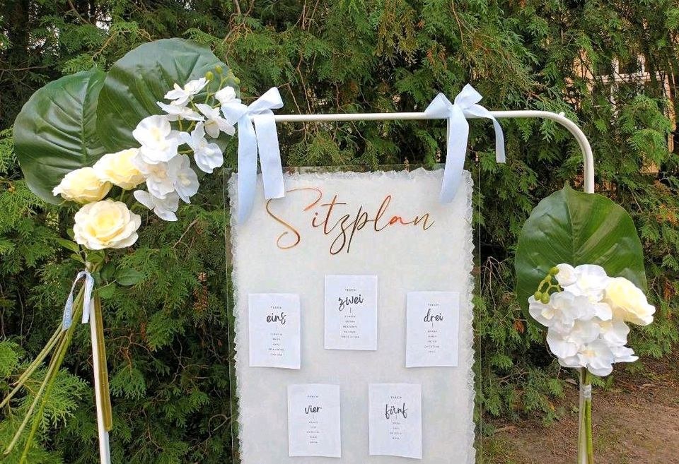 moderner Sitzplan gold weiß Hochzeitsdeko mieten bei Areletia-Weddings – 3