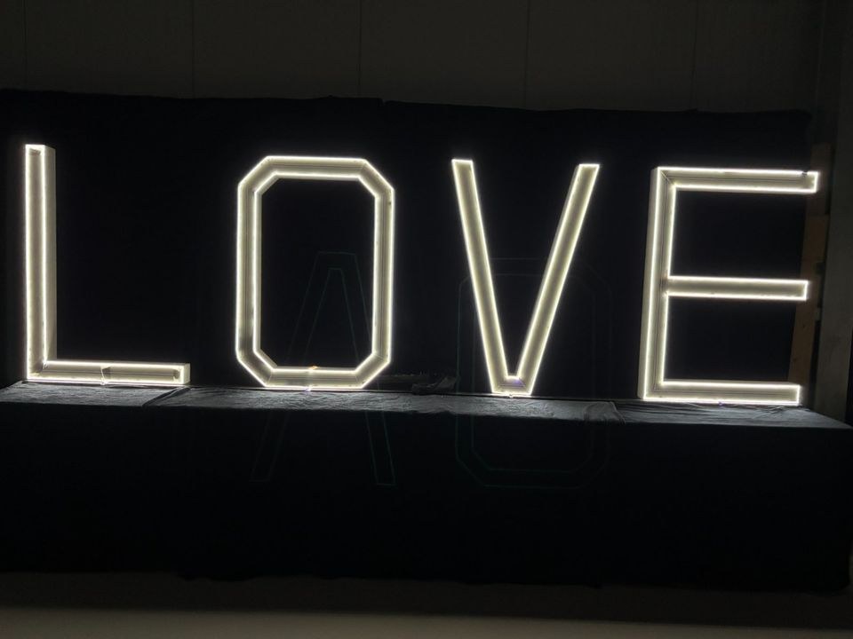 LOVE Buchstaben XXL 120cm Lieferservice mieten bei Auto-Evento