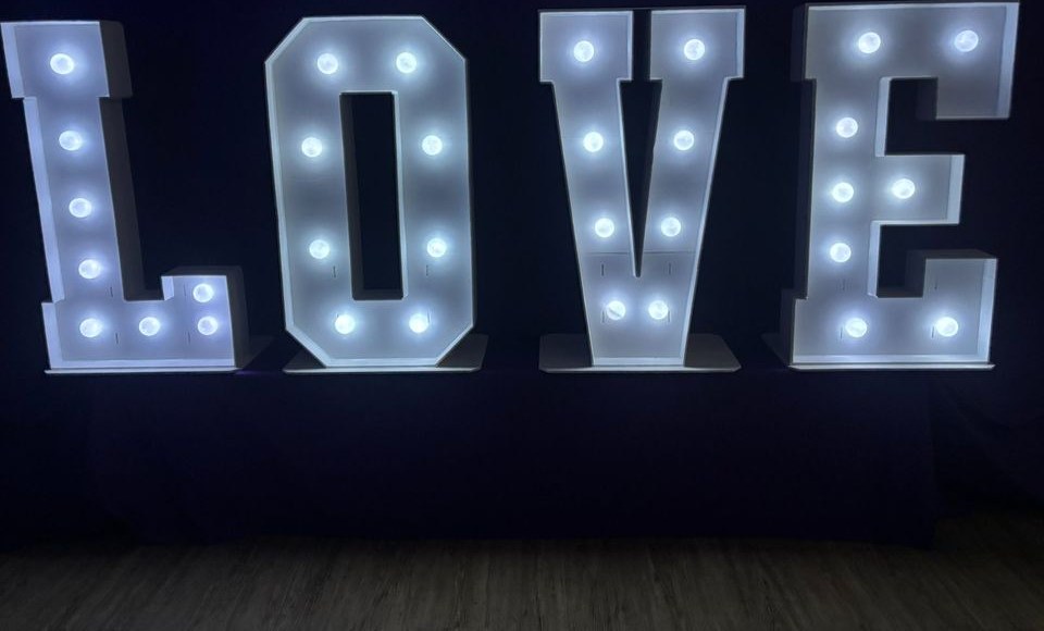 LOVE Buchstaben XXL 80cm Lieferung mieten bei Auto-Evento