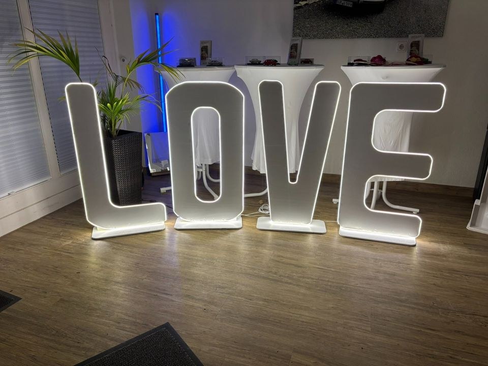 LOVE Buchstaben XXL 90cm Lieferung Versand mieten bei Auto-Evento