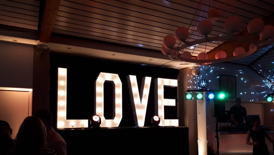 LOVE Buchstaben XXL 160cm Lieferservice mieten bei Auto-Evento – 2