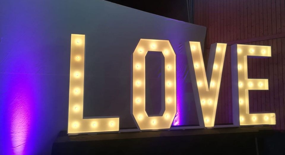 LOVE Buchstaben XXL 160cm Lieferservice mieten bei Auto-Evento – 3