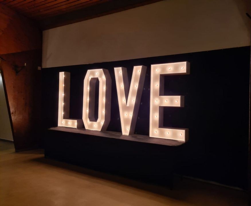 LOVE Buchstaben XXL 160cm Lieferservice mieten bei Auto-Evento – 4