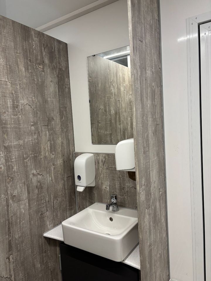 Toilettenwagen Toilettenanhänger mieten in Selm – für Baustelle & Fest – 3