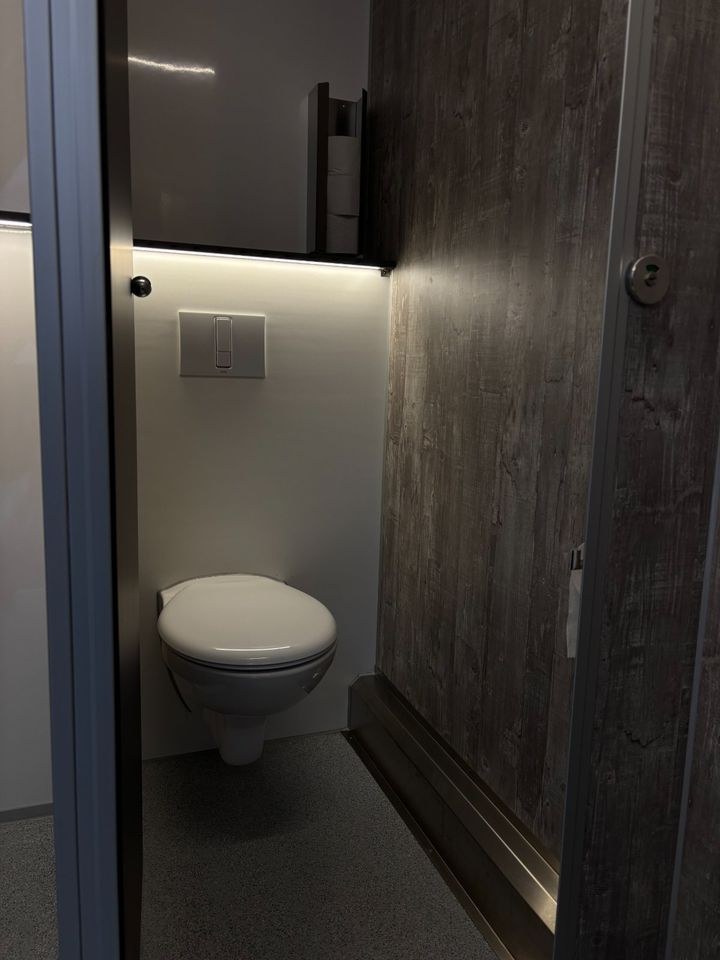 Toilettenwagen Toilettenanhänger mieten in Selm – für Baustelle & Fest – 4