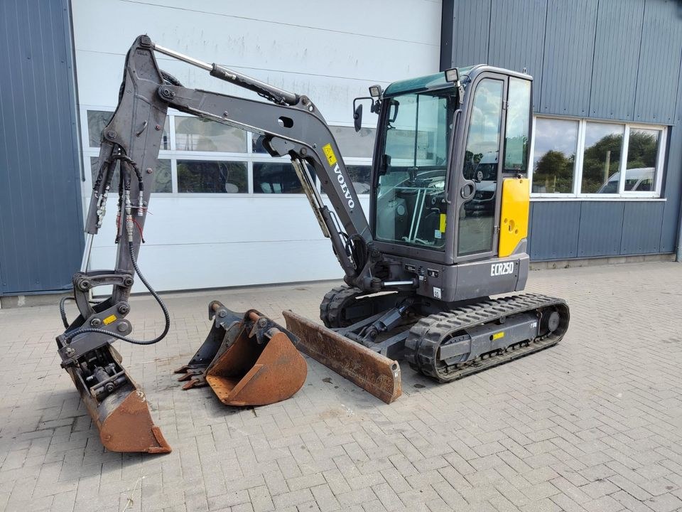 Kompaktbagger Minibagger Volvo ECR25D mieten in Heist