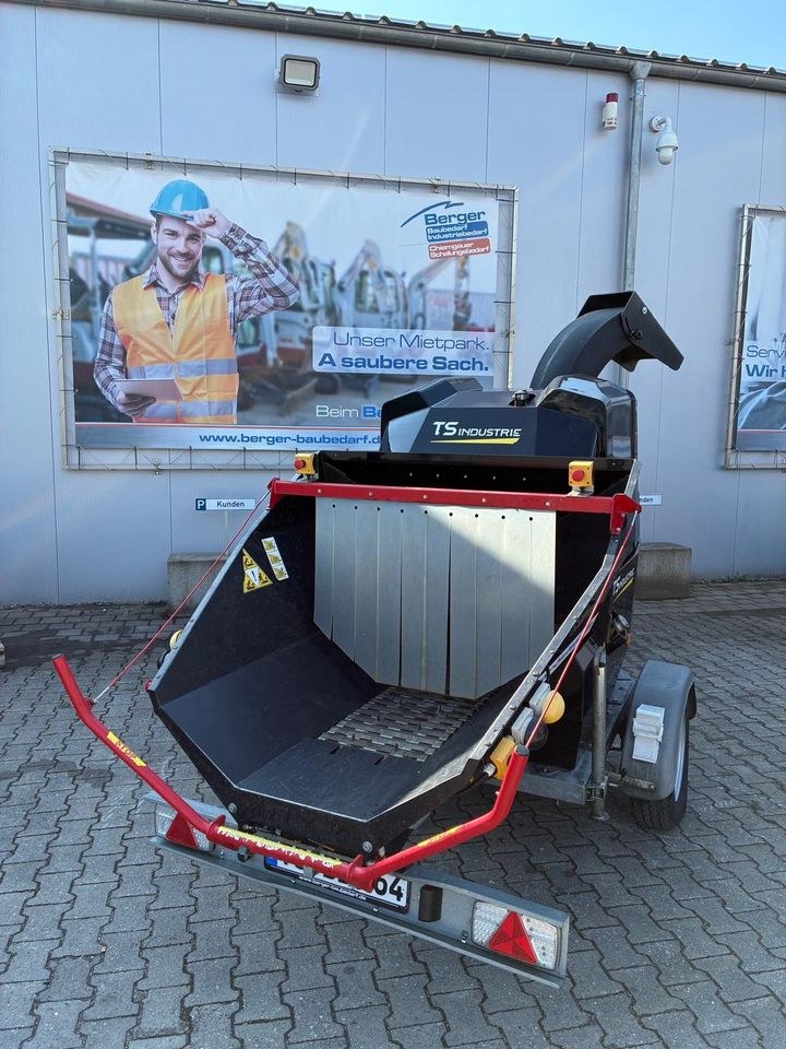 Grünhäcksler auf Fahrgestell Kugelkopfkupplung mieten in Rosenheim – 4
