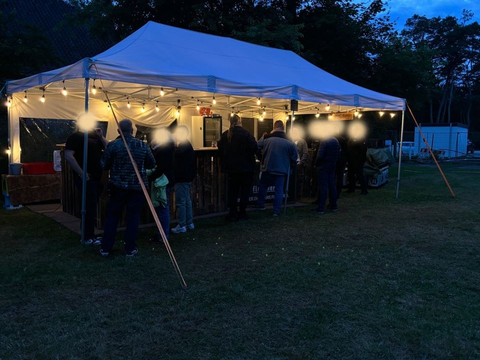 Profi Faltpavillon Partyzelt mieten in Geldern – in Minuten aufgebaut – 3