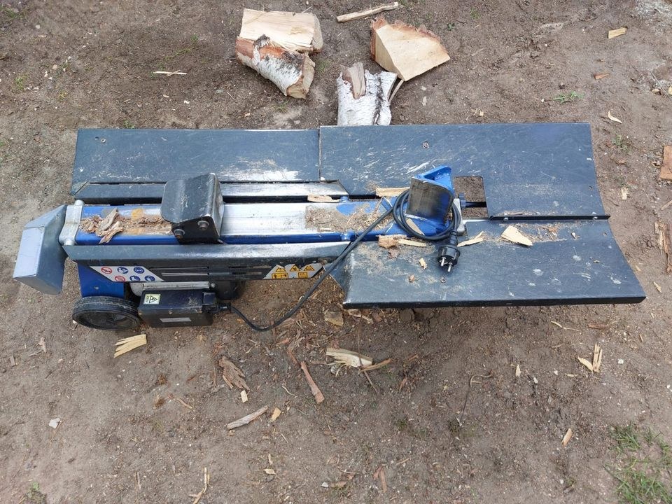 Holzspalter 7 Tonnen liegend mieten bei ChickenCar®