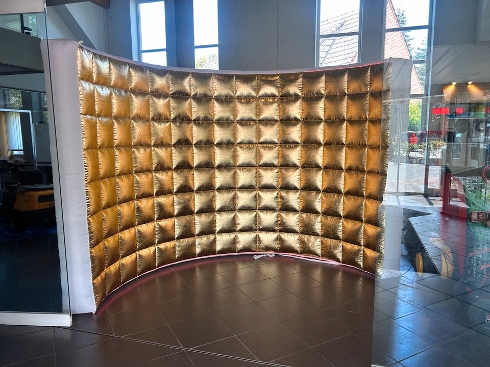 GOLDENE AUFBLASBARE FOTO EVENTWAND mieten in Großenwiehe – 2