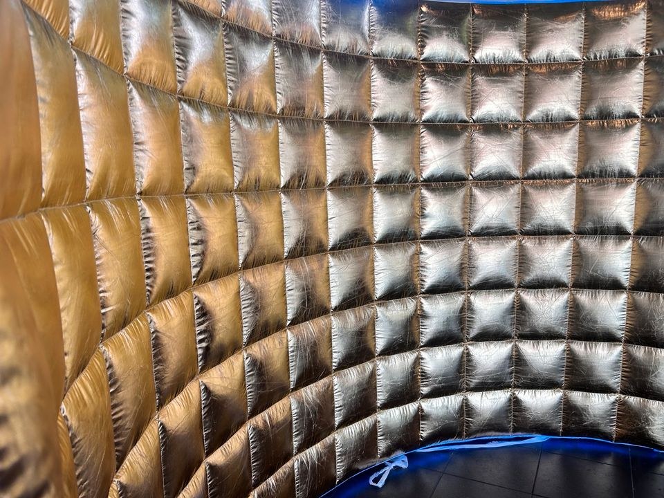 GOLDENE AUFBLASBARE FOTO EVENTWAND mieten in Großenwiehe – 3