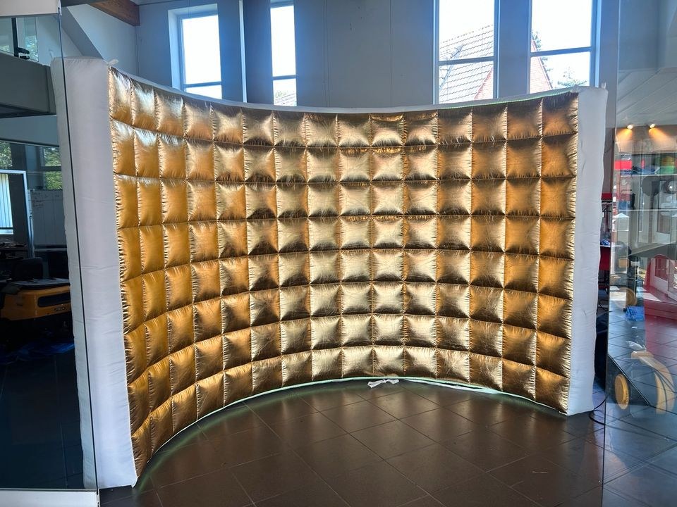 GOLDENE AUFBLASBARE FOTO EVENTWAND mieten in Großenwiehe