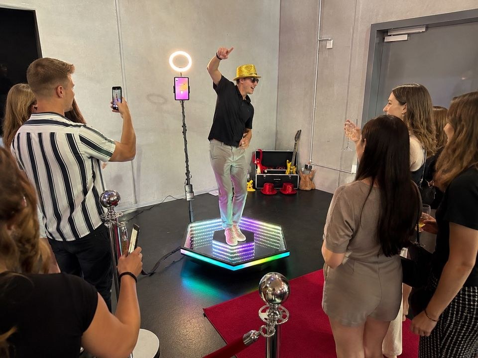 Booster 360° VideoBooth mieten in Korschenbroich – für jedes Wetter
