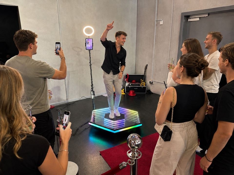 Premium Fotobox 360° VideoBooth Sofortdruck mieten in Korschenbroich – 4