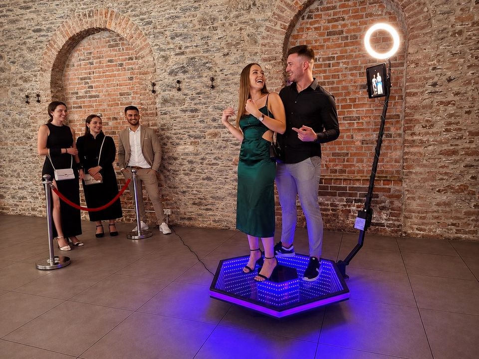 Premium Fotobox 360° VideoBooth Sofortdruck mieten in Korschenbroich – 2
