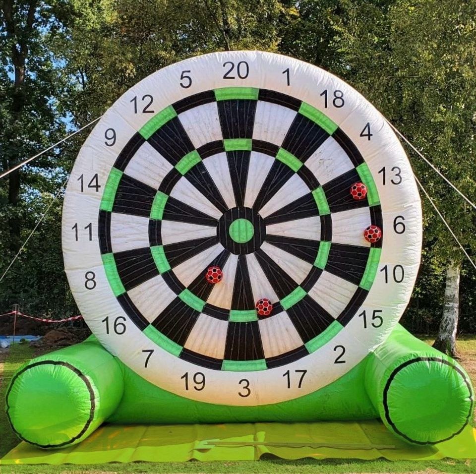 Riesen XXL Fußball Dart 5x5m Klettbälle mieten bei Event-Oase-Berlin