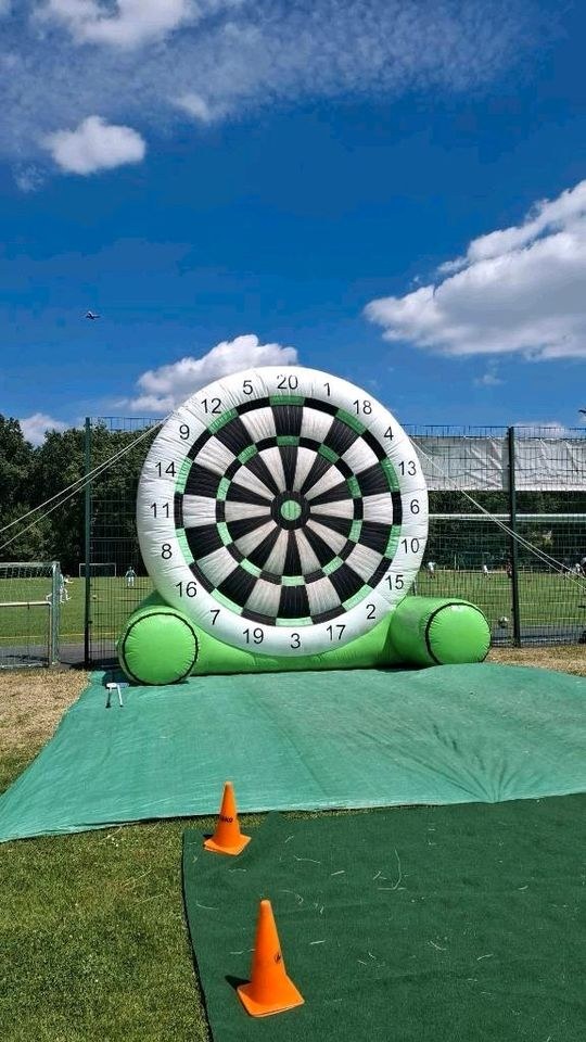 Riesen XXL Fußball Dart 5x5m Klettbälle mieten bei Event-Oase-Berlin – 2