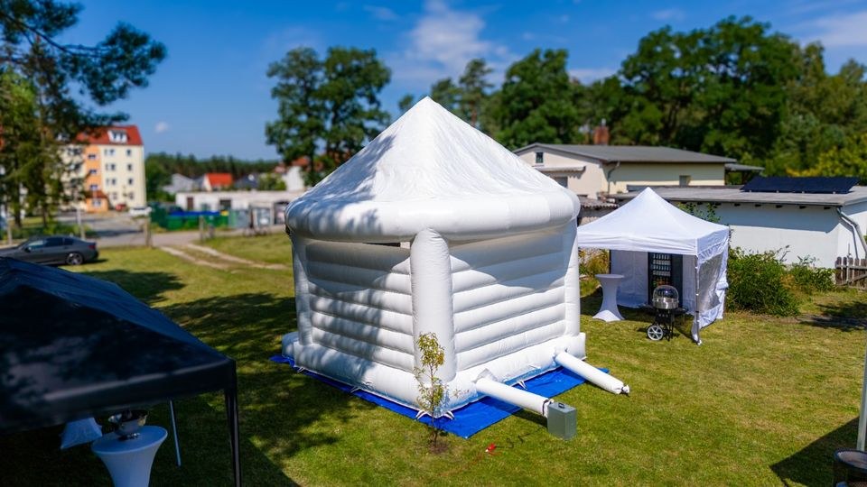 Hüpfburg weiß Feiern Heiraten mieten bei Event Paradies Nimaro – 3