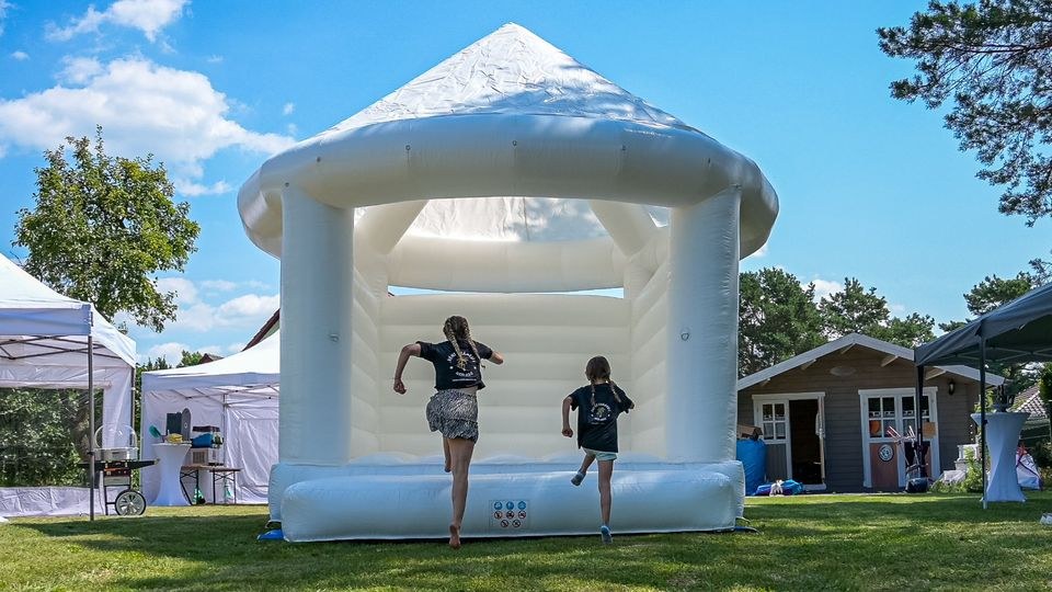 Hüpfburg weiß Feiern Heiraten mieten bei Event Paradies Nimaro