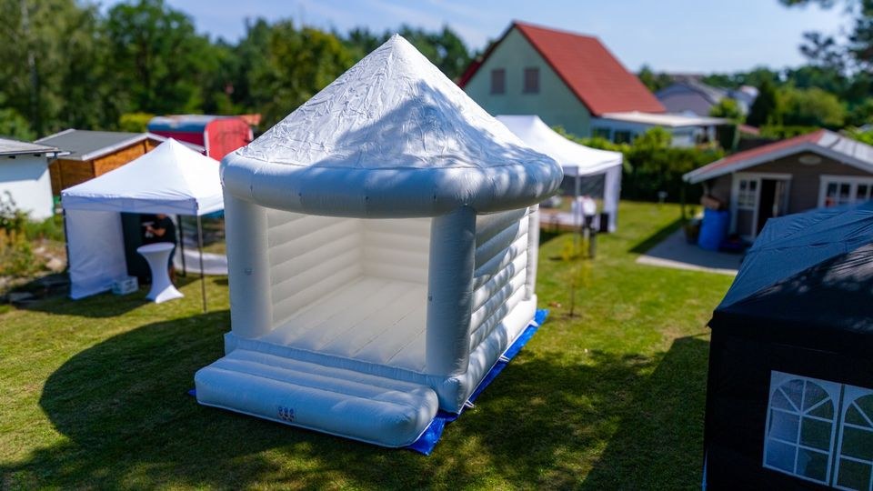 Hüpfburg weiß Feiern Heiraten mieten bei Event Paradies Nimaro – 2