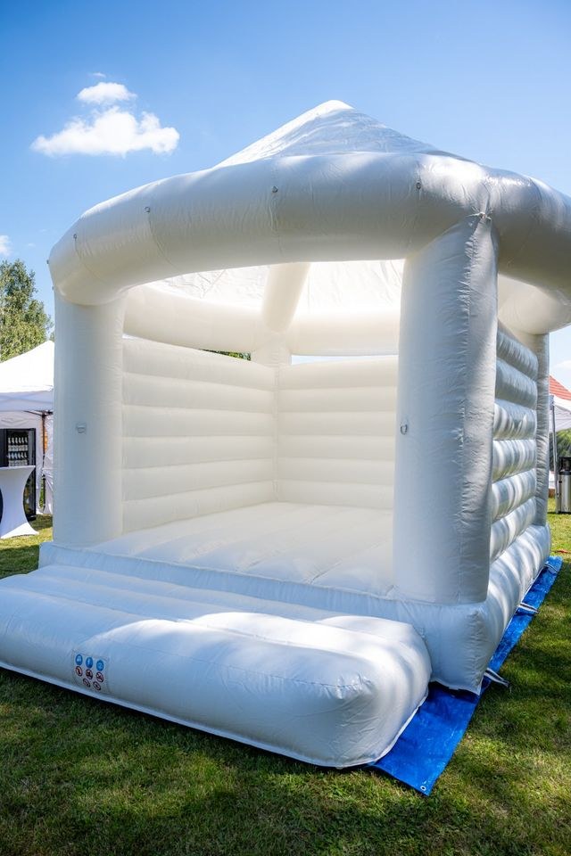 Hüpfburg weiß Feiern Heiraten mieten bei Event Paradies Nimaro – 4
