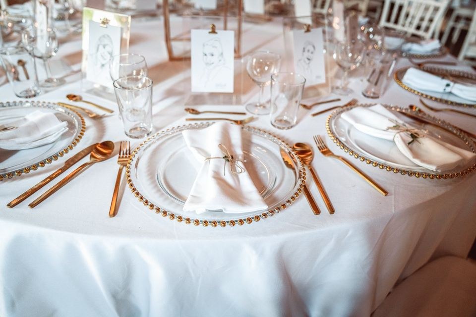 Stoffservietten goldenes Besteck Platzteller mieten bei Eventbeatz – 3