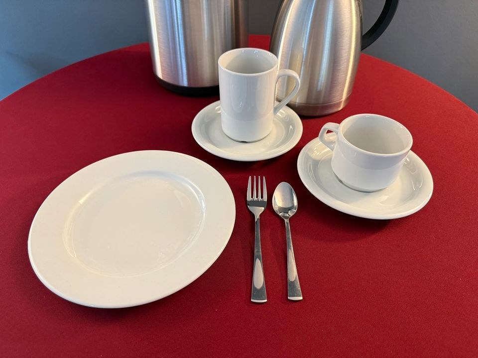 Pumpkanne Kaffekanne Teller Tassen Geschirr mieten bei Eventify – 2