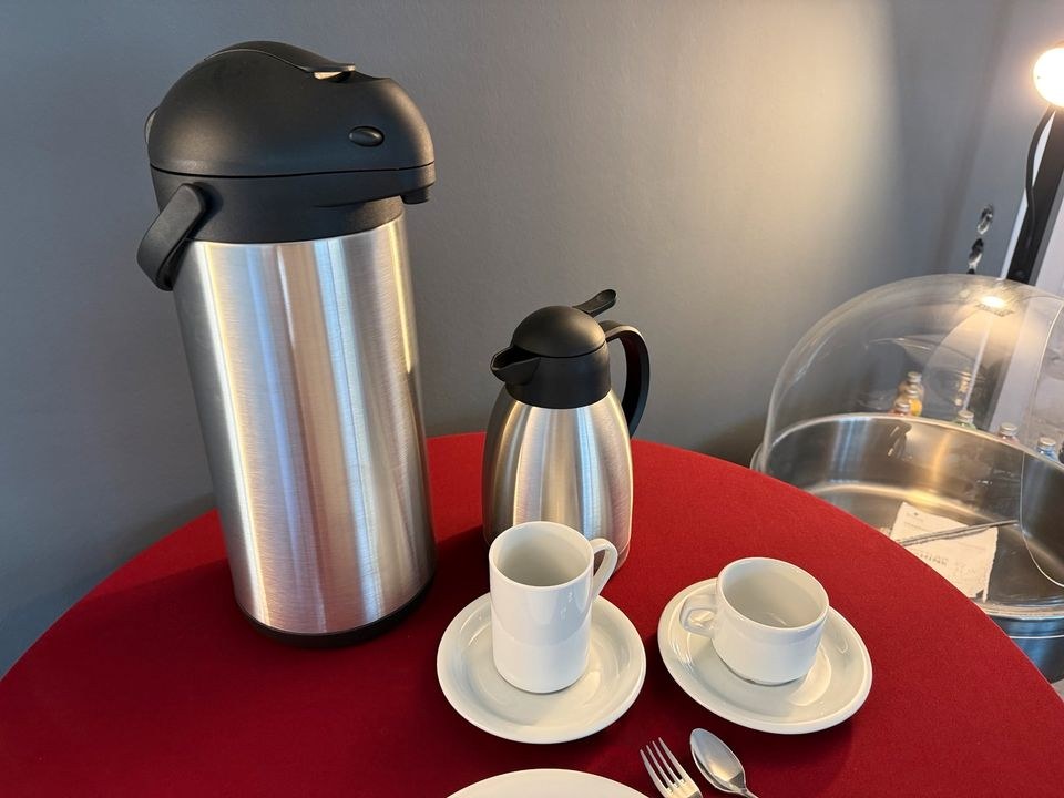 Pumpkanne Kaffekanne Teller Tassen Geschirr mieten bei Eventify – 3