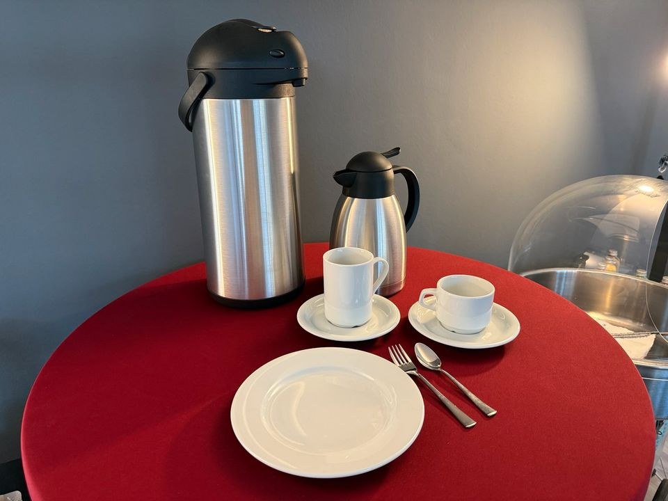 Pumpkanne Kaffekanne Teller Tassen Geschirr mieten bei Eventify