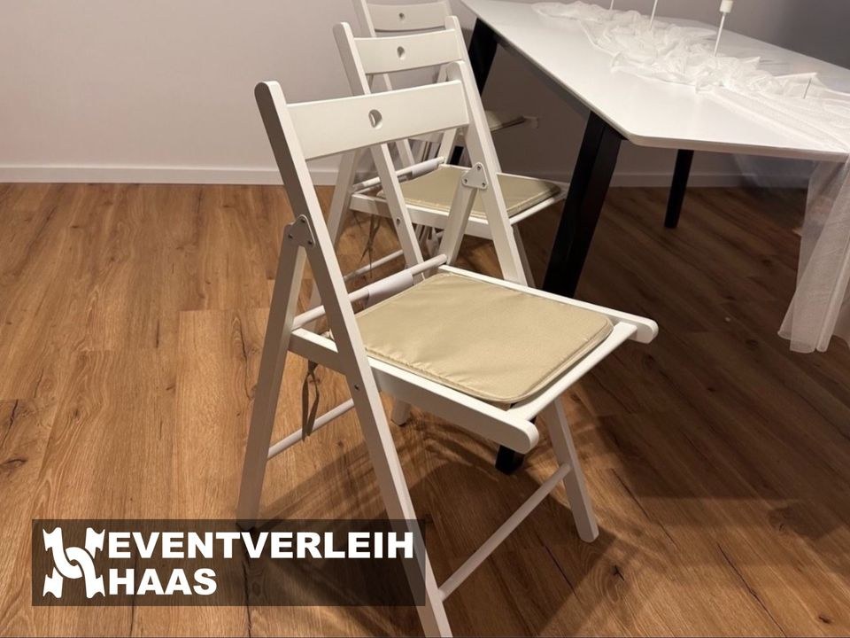 Weiße Klappstühle inkl Sitzkissen mieten in Schleiden