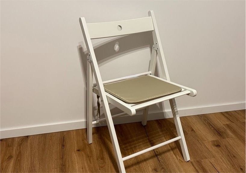 Weiße Klappstühle inkl Sitzkissen mieten in Schleiden – 2