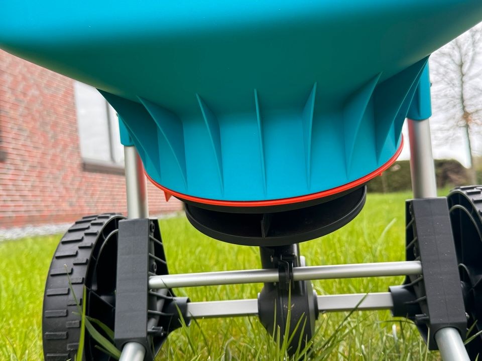Streuwagen Düngerstreuer mieten in Uplengen – für Garten & Grundstück – 4