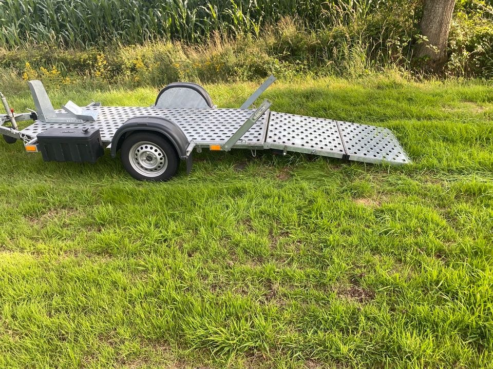Motorradtrailer Motorradanhänger mieten in Uplengen
