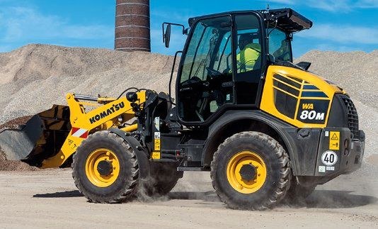 Komatsu WA80 Radlader mieten bei FNC – für Schüttgut & Paletten