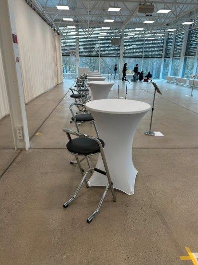 Blaue schwarze weiße Stehtisch Hussen mieten in Mülheim (Ruhr) – 3
