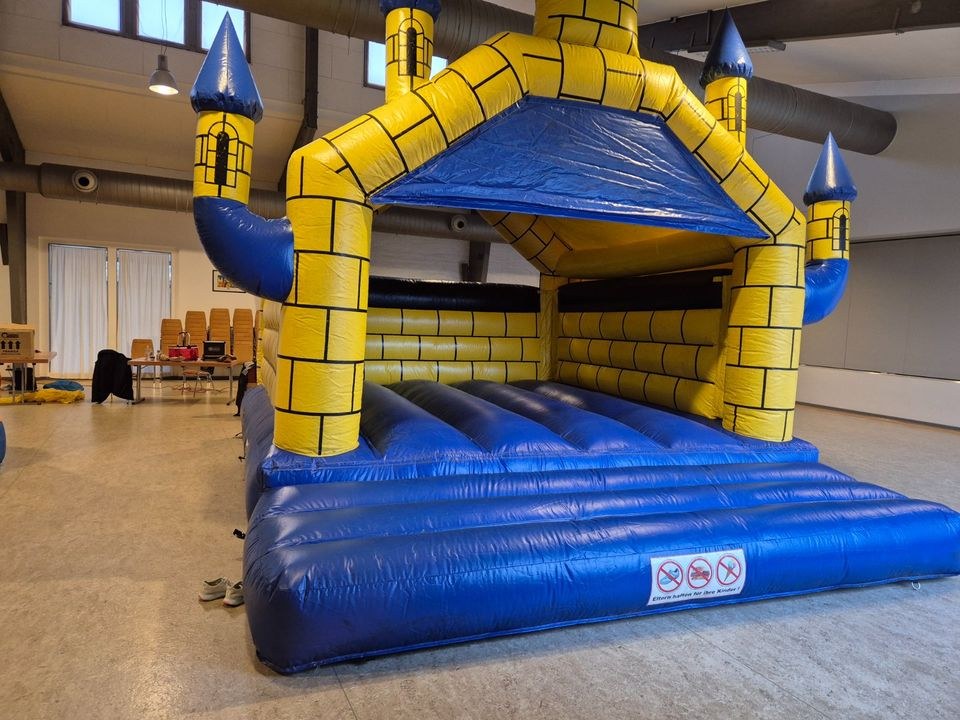 XXL Hüpfburg Schloss Camelot ultimative Spaß mieten bei HochstiftMedia – 2