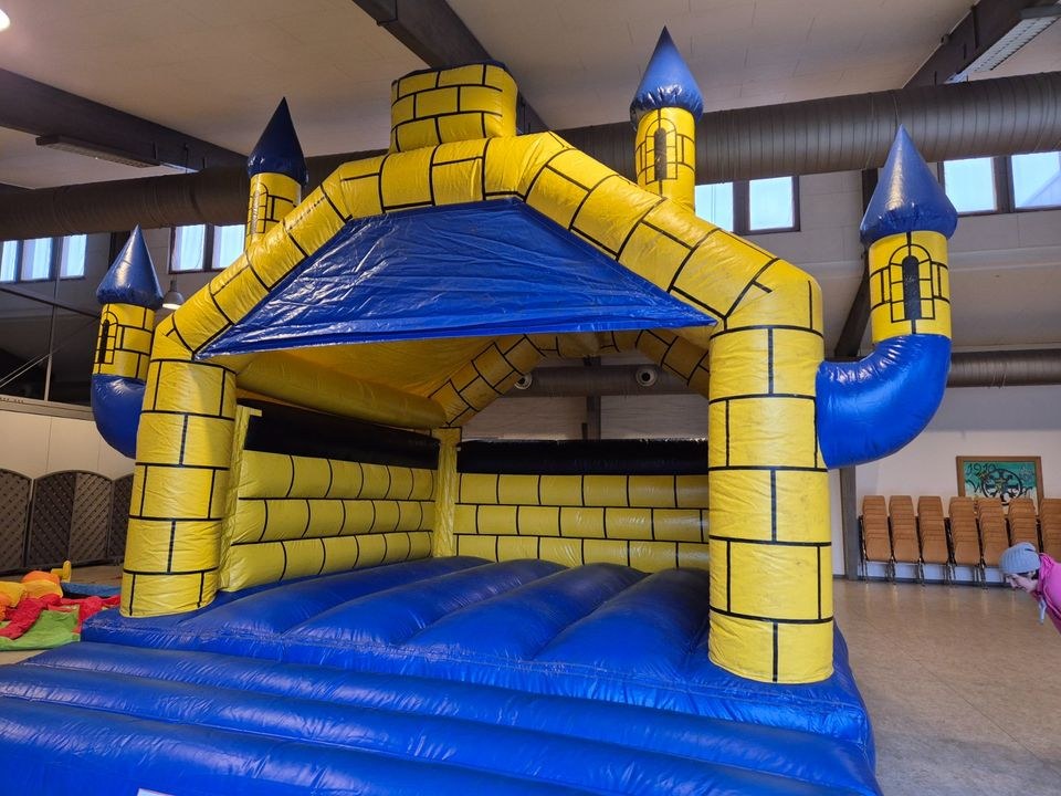 XXL Hüpfburg Schloss Camelot ultimative Spaß mieten bei HochstiftMedia