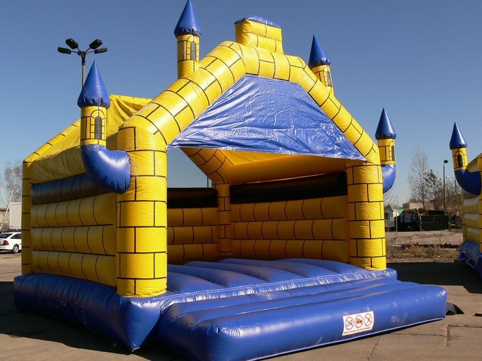 XXL Hüpfburg Schloss Camelot ultimative Spaß mieten bei HochstiftMedia – 4